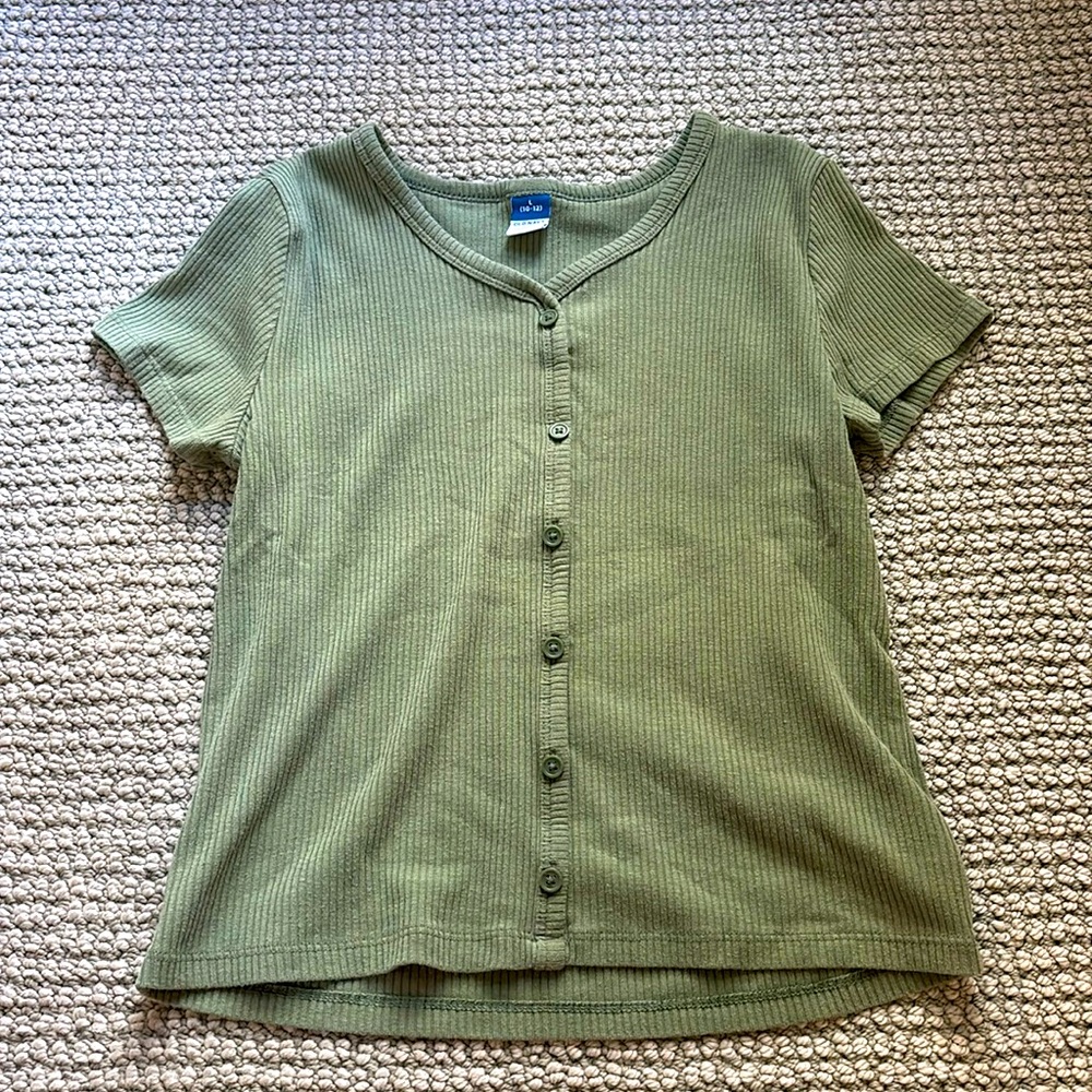I am selling an old navy green t-shirt with cute buttons and very comfortable!